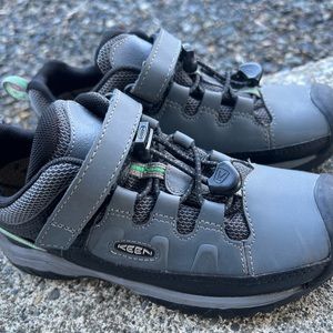 Keen boys waterproof hiking shoes size 13